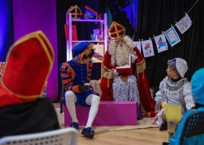 Op bezoek in de pakjeskamer van Sinterklaas